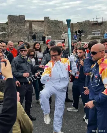 71岁成龙传递火炬